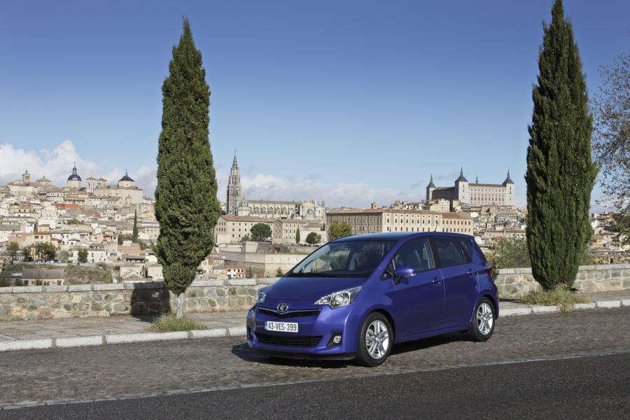  Toyota Verso-S 2010 года  (фото 64 из 109)